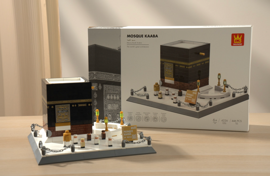 Kaaba brick building set front view showing black Kiswah covering and courtyard base — 446 pieces by Wondalands