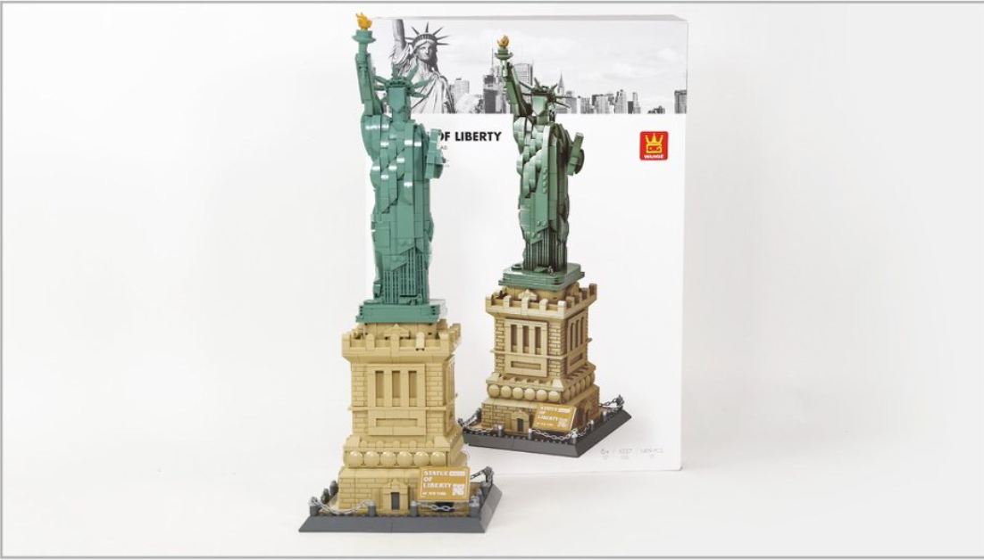 Statue of Liberty brick building set front view showing full figure with torch crown and pedestal — 1409 pieces by Wondalands